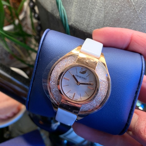 Authentic SWAROVSKI Crystalline sporty gold stainless steel leather strap watch - Picture 7 of 13